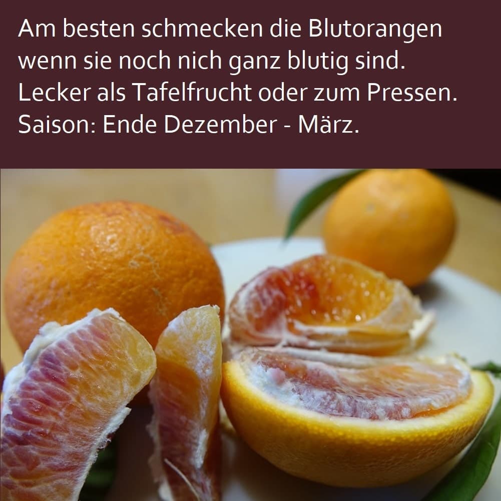 Geschälte Blutorangenspalten mit rötlichem Fruchtfleisch auf einem Teller, daneben ganze Früchte