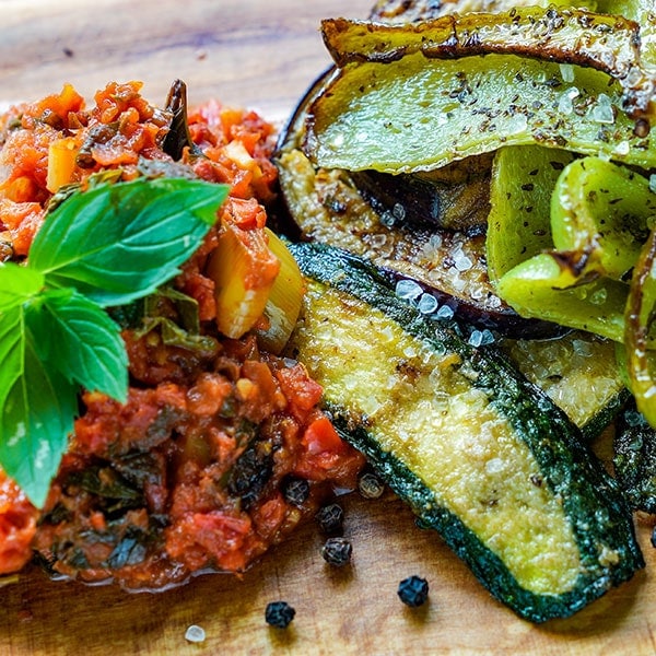 Gemüse mit Olivenöl & Tomatensauce aus der Pfanne