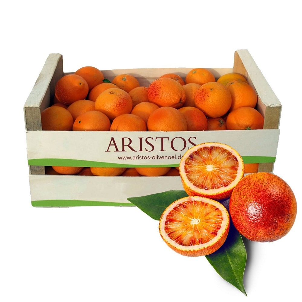Holzkiste mit ARISTOS-Aufdruck voller Blutorangen, davor eine aufgeschnittene und eine ganze Frucht