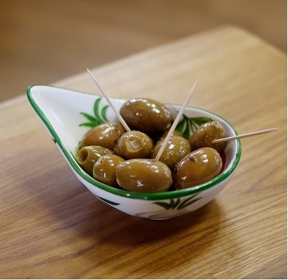 Gefüllte grüne Oliven mit Knoblauch