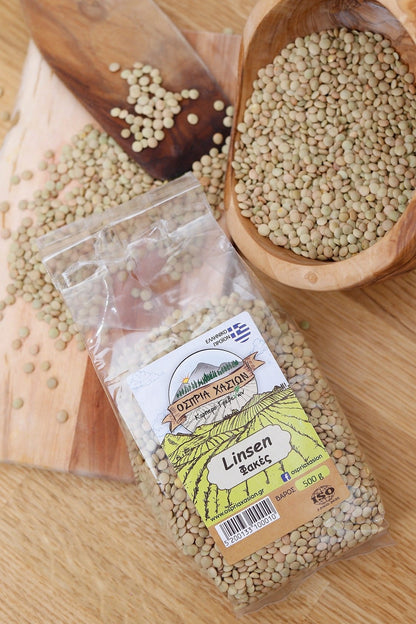 Griechische Linsen in Holzschale