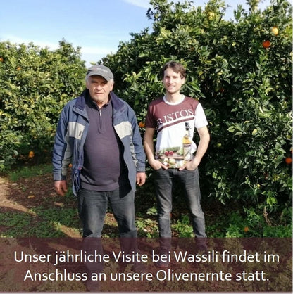 Karapatzakis und Diamantopoulos bei der Orangenvisite