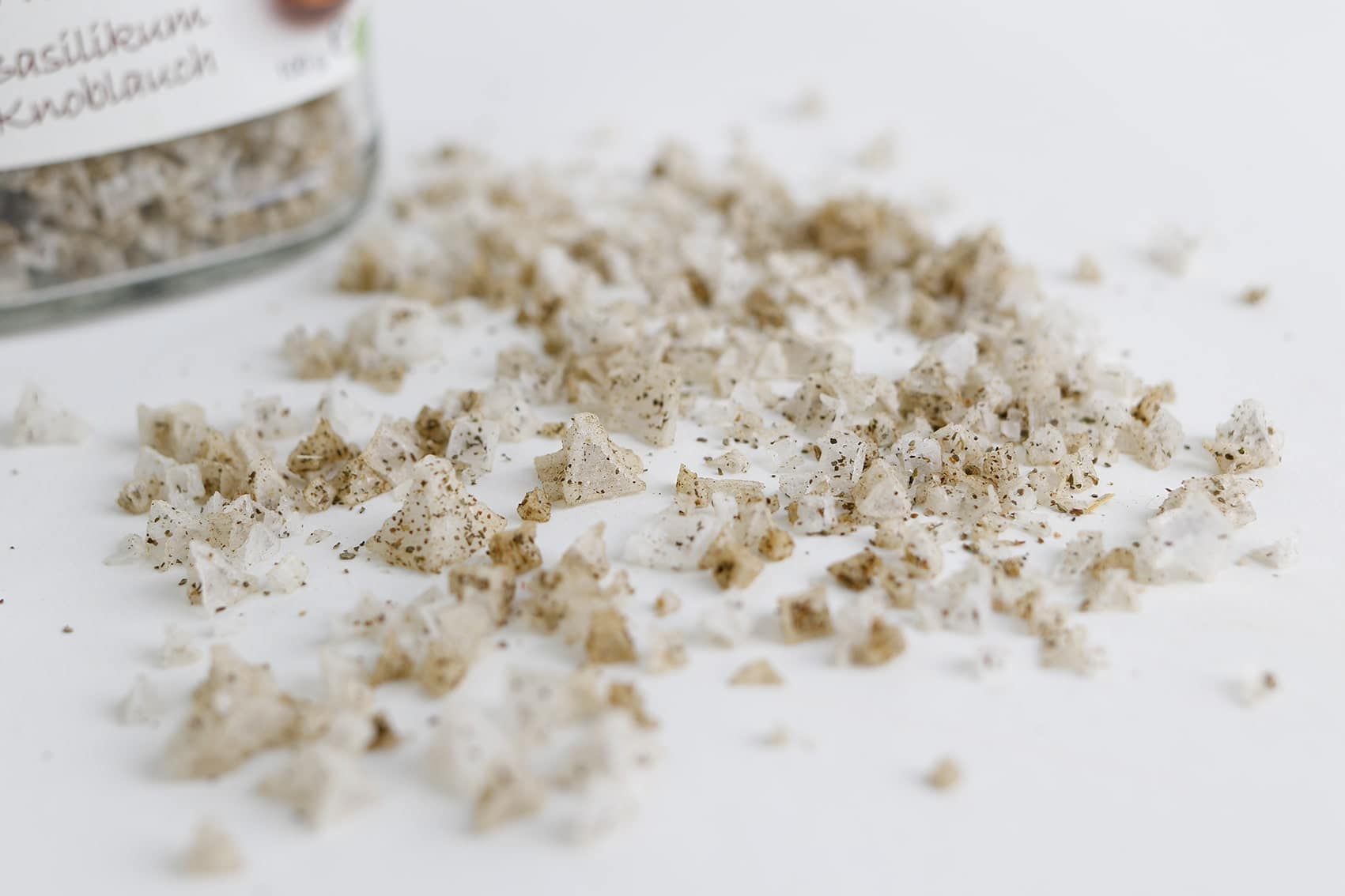 Salzpyramiden als Finishing Salz mit Knoblauch und Basilikum aus Griechenland