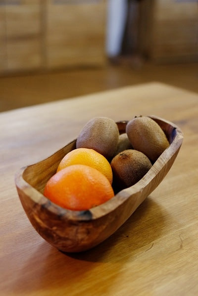 Obstschale aus Olivenholz in der Küche