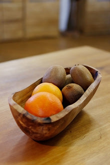 Obstschale aus Olivenholz in der Küche