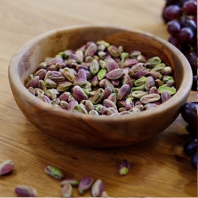 Pistazienkerne in Holzschale