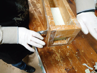 Olivenölseife bei der Herstellung