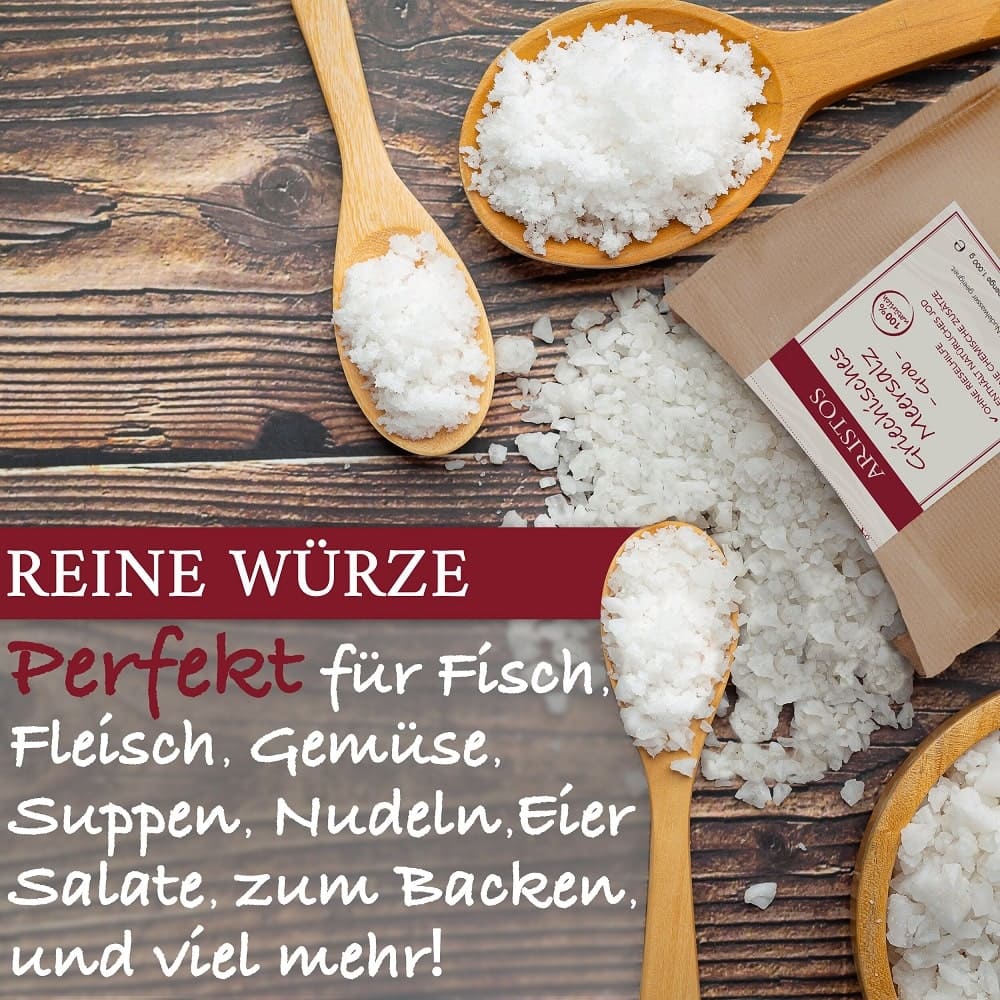 Vier Holzlöffel mit Salzkristallen rund um den ARISTOS-Salzbeutel auf dunklem Holz