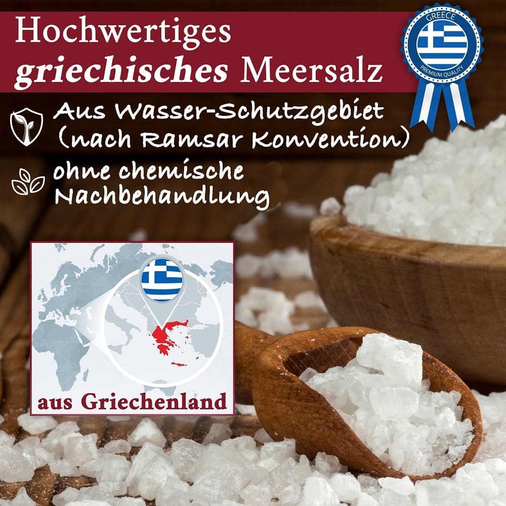 Grobe Meersalzkristalle in Holzschale und Holzschaufel, daneben eine Karte mit hervorgehobenem Griechenland