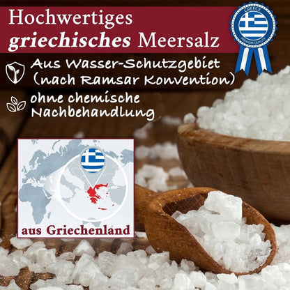 Grobe Meersalzkristalle in Holzschale und Holzschaufel, daneben eine Karte mit hervorgehobenem Griechenland