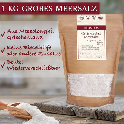 ARISTOS-Beutel „Griechisches Meersalz Grob“ mit Sichtfenster neben einer Holzschaufel voll Salzkristallen