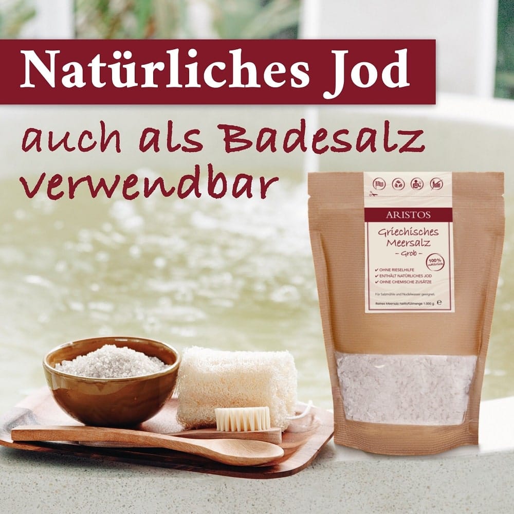 ARISTOS-Salzbeutel am Wannenrand neben Schale mit Salz, Luffaschwamm, Bürste und Holzlöffeln
