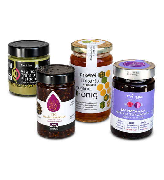 Vier Gläser nebeneinander: Pistaziencreme aus Ägina, Feigenmarmelade, Honig aus der Imkerei und Waldfrucht-Marmelade