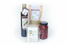 ARISTOS Olivenölflasche mit Bio-Oregano im Standbeutel, griechischem Feta und einem Glas eingelegter Oliven